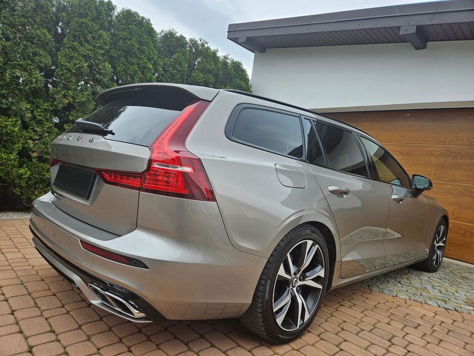 Volvo V60 T5_R-design_Grzane fot+kie_El klapa_Webasto_Drive mode_Wydechy x 4_Hak