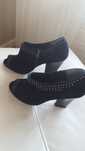 Sapatos NOVOS pretos camurça com aplicações metal prateados