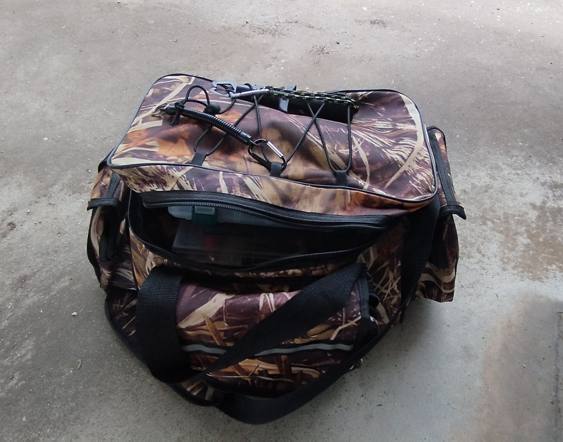 Saco para material de pesca/ caça.. 
Camuflado.
Excelente capacidade d
