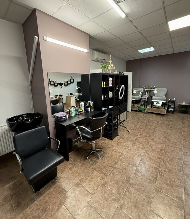 Odstapię salon kosmetyczny w pełnym wyposażeniem i bazą klientòw