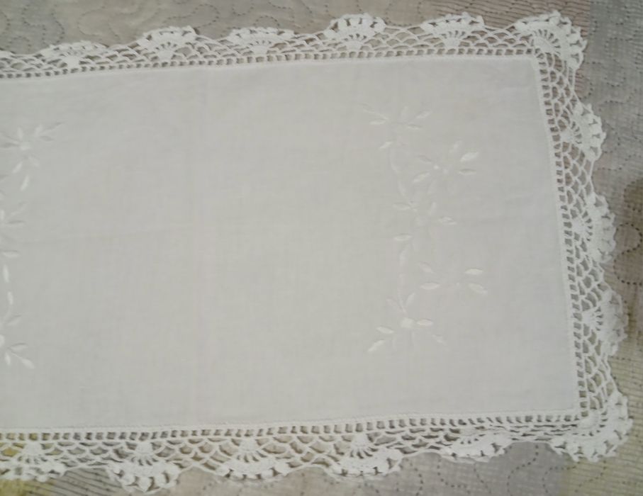 Naperon de linho bordado à mão com renda