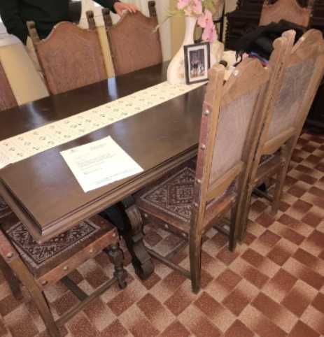 Mesa antiga com a combinação respetiva de 8 cadeiras