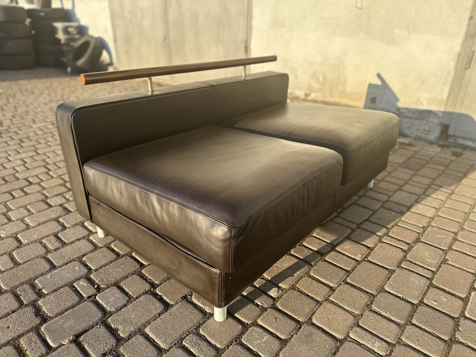 Диван. Шкіряний диван.