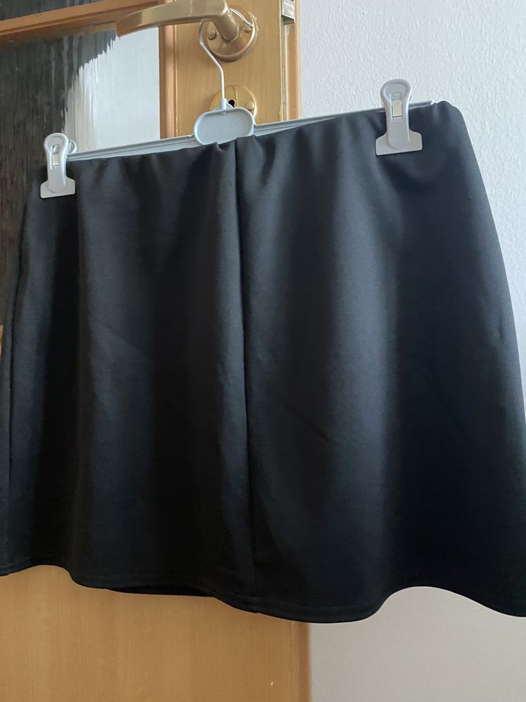 Czarna spodnica z haftem rozmiar 46