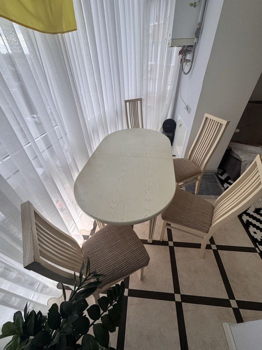 Стіл з дерева для вітальні або кухні