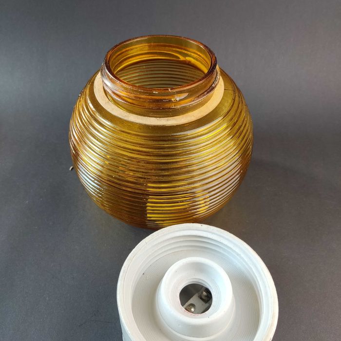 Plafon szklany miodowy na podst. ceramicznej - stan idealny - lata 70