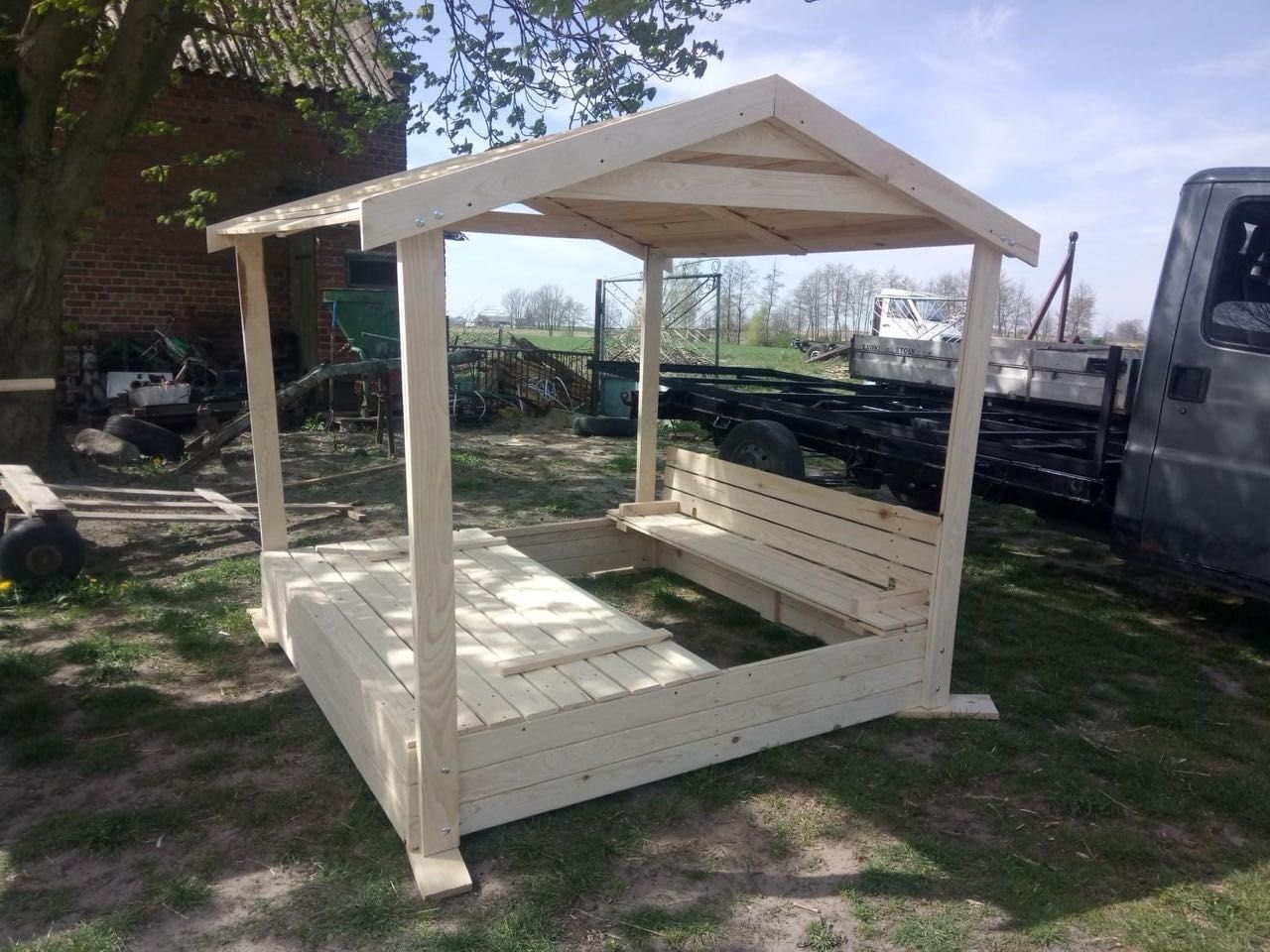 Piaskownica kryta z ławkami 150x150 cm lub 180x180 cm lub większa