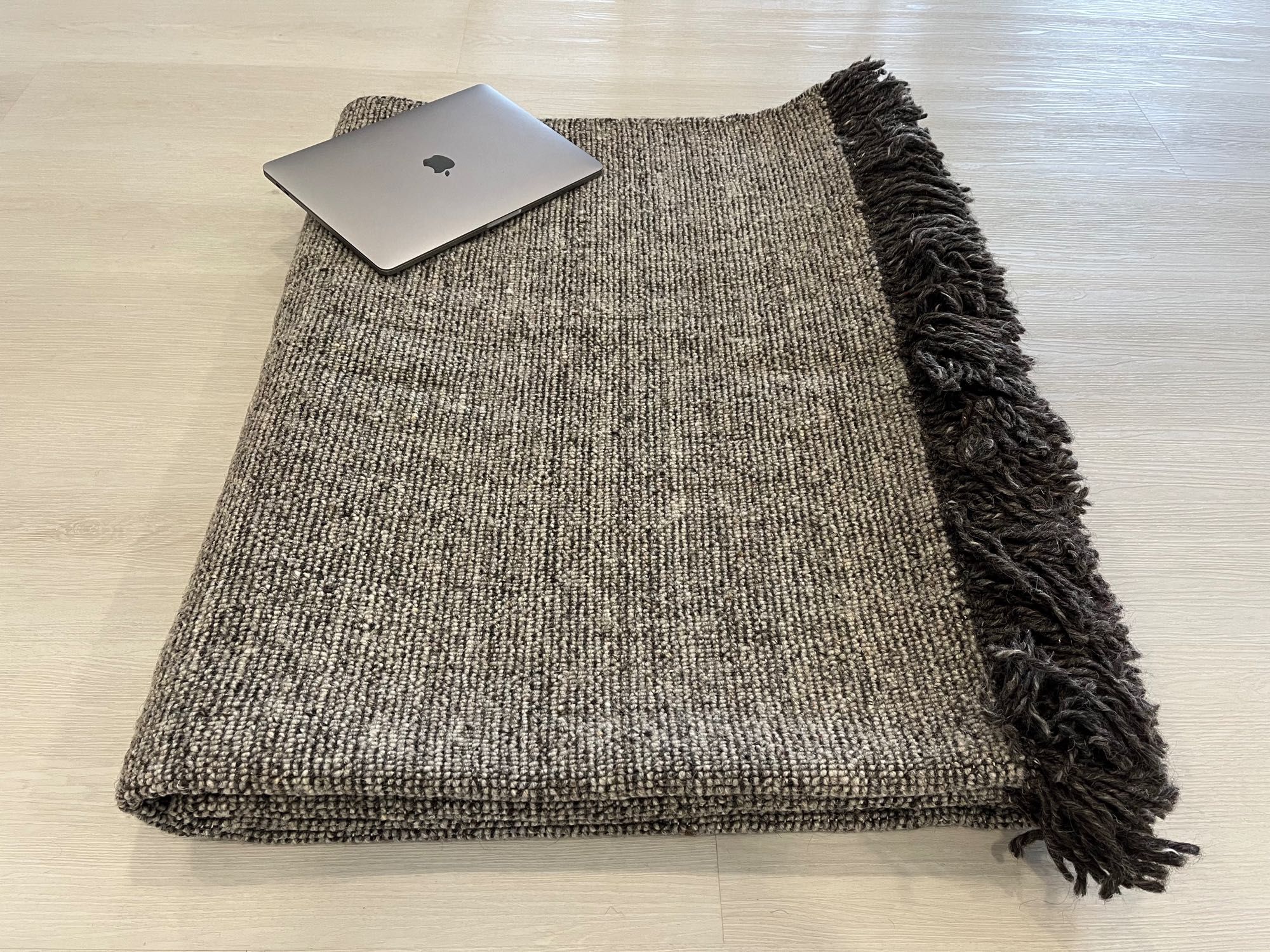 NEW CARPET AREA STORE 100% wool 240x170cm