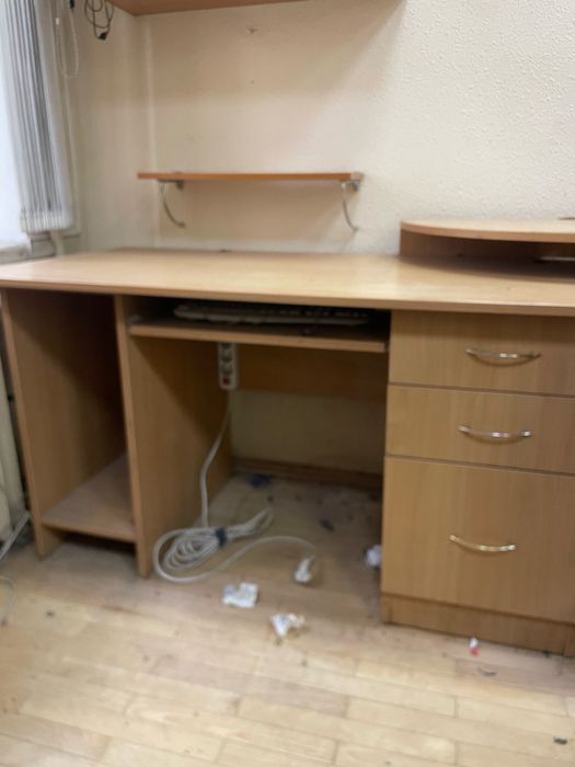 Стелаж. Письмовий стіл. Полиця, шафа, полки.