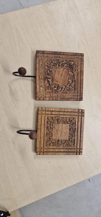 Vendo dois cabides madeira