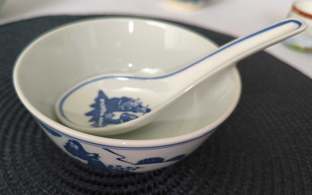 2 chińskie miseczki z łyżeczkami