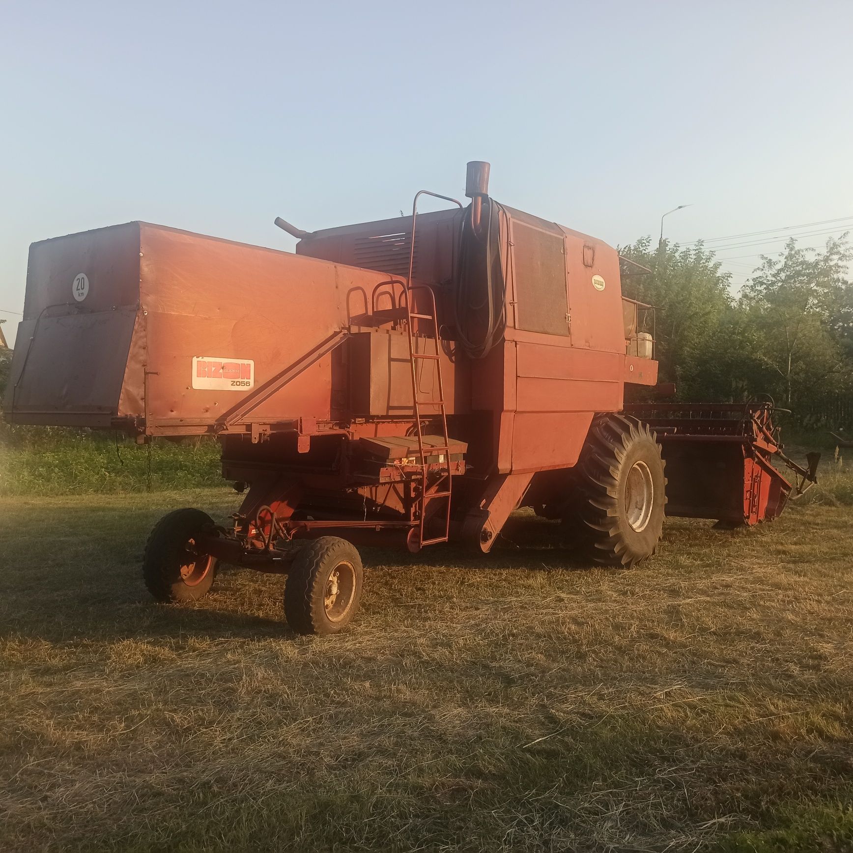 Kombajn zbożowy Bizon Z056 z sieczkarnią
