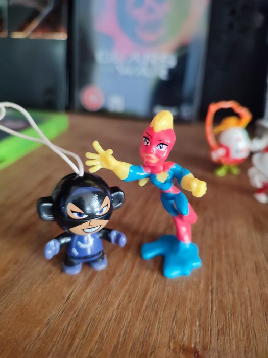 Kinder Marvel Heroes, DC Heroes