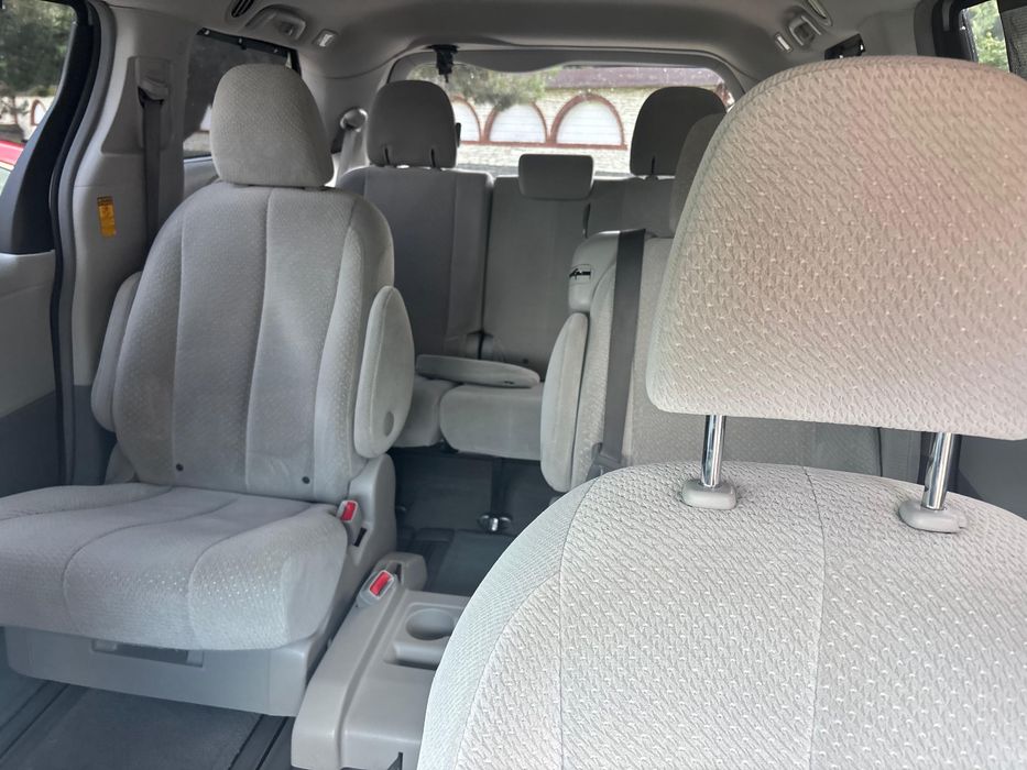 Wynajem Toyota Sienna 8 osobowa 3.5 Benzyna+LPG