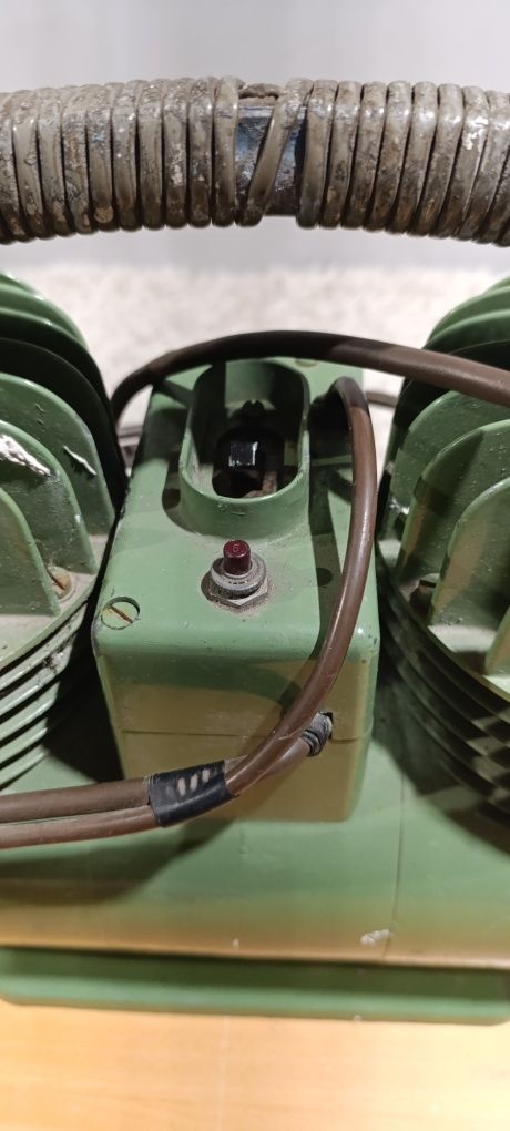 Kompresor tynkarski dwutłokowy 230W.