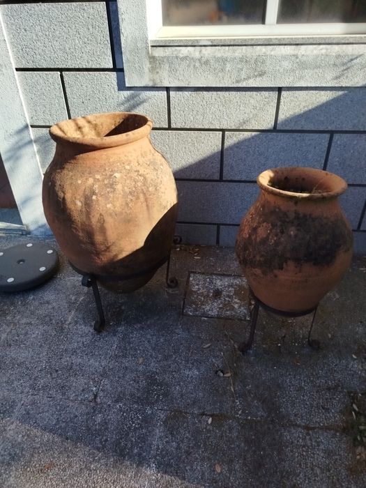2 vasos de Jardim com o respectivo suporte