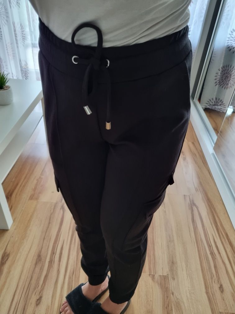 Nowe czarne spodnie dresowe z kieszeniami Amisu r. S/M