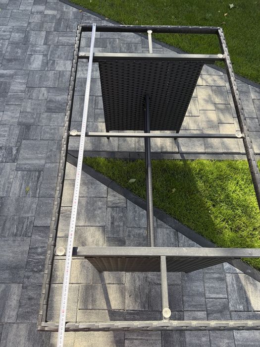 Stół ogrodowy bez szkła.