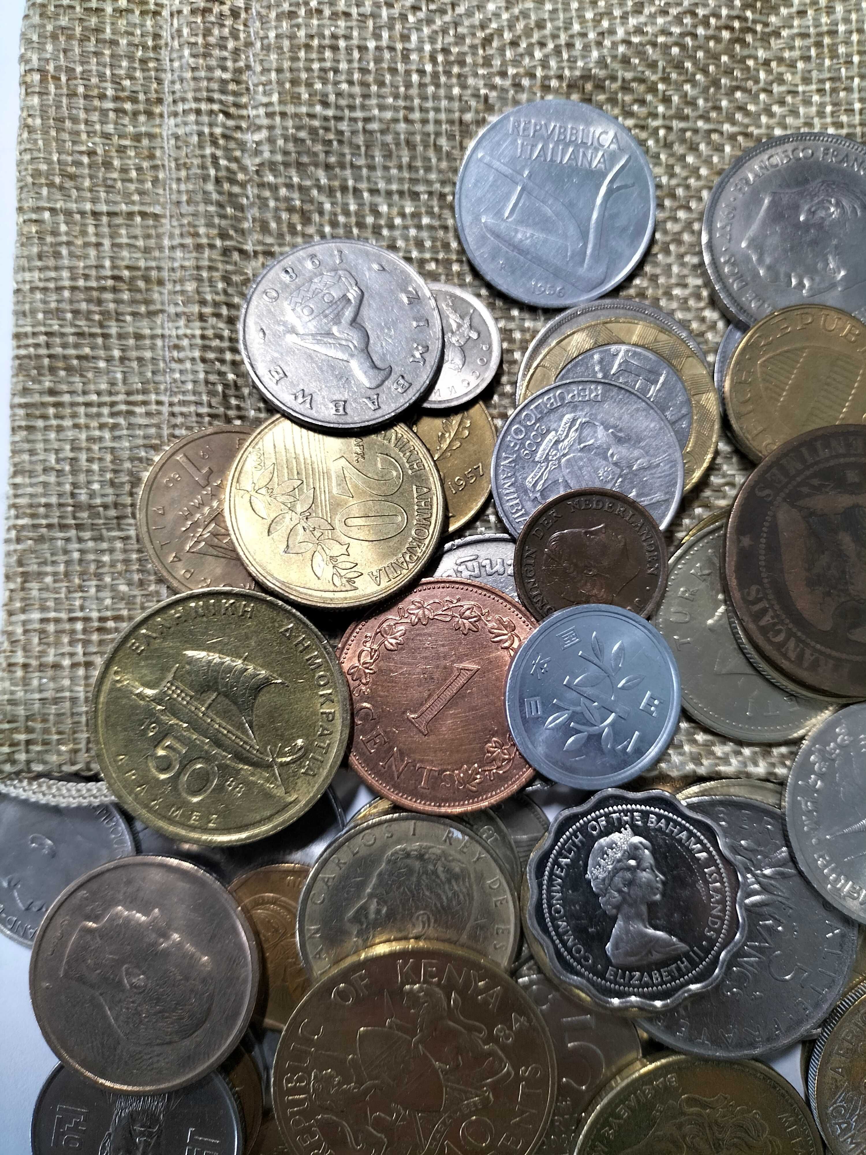 100 moedas diferentes de 40 países. Um bom começo para a coleção.