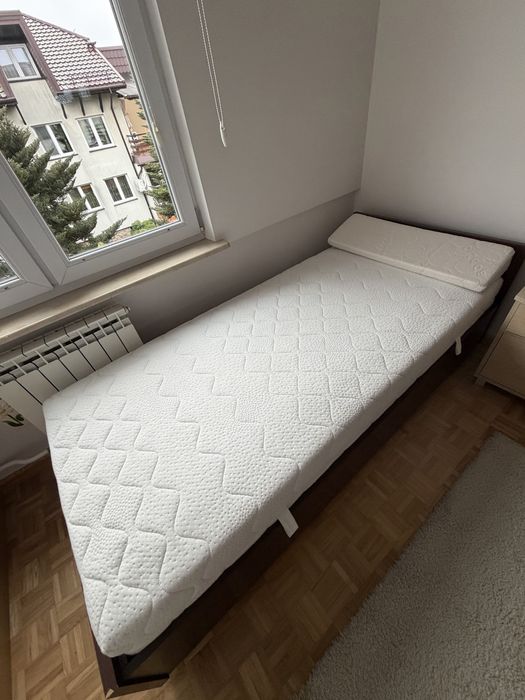 Łóżko z materacem