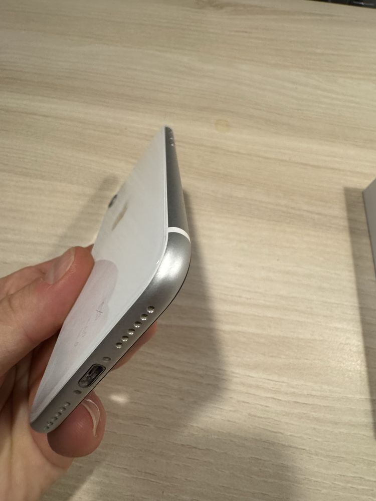 Iphone SE (2 generacji) bialy, bateria 83%