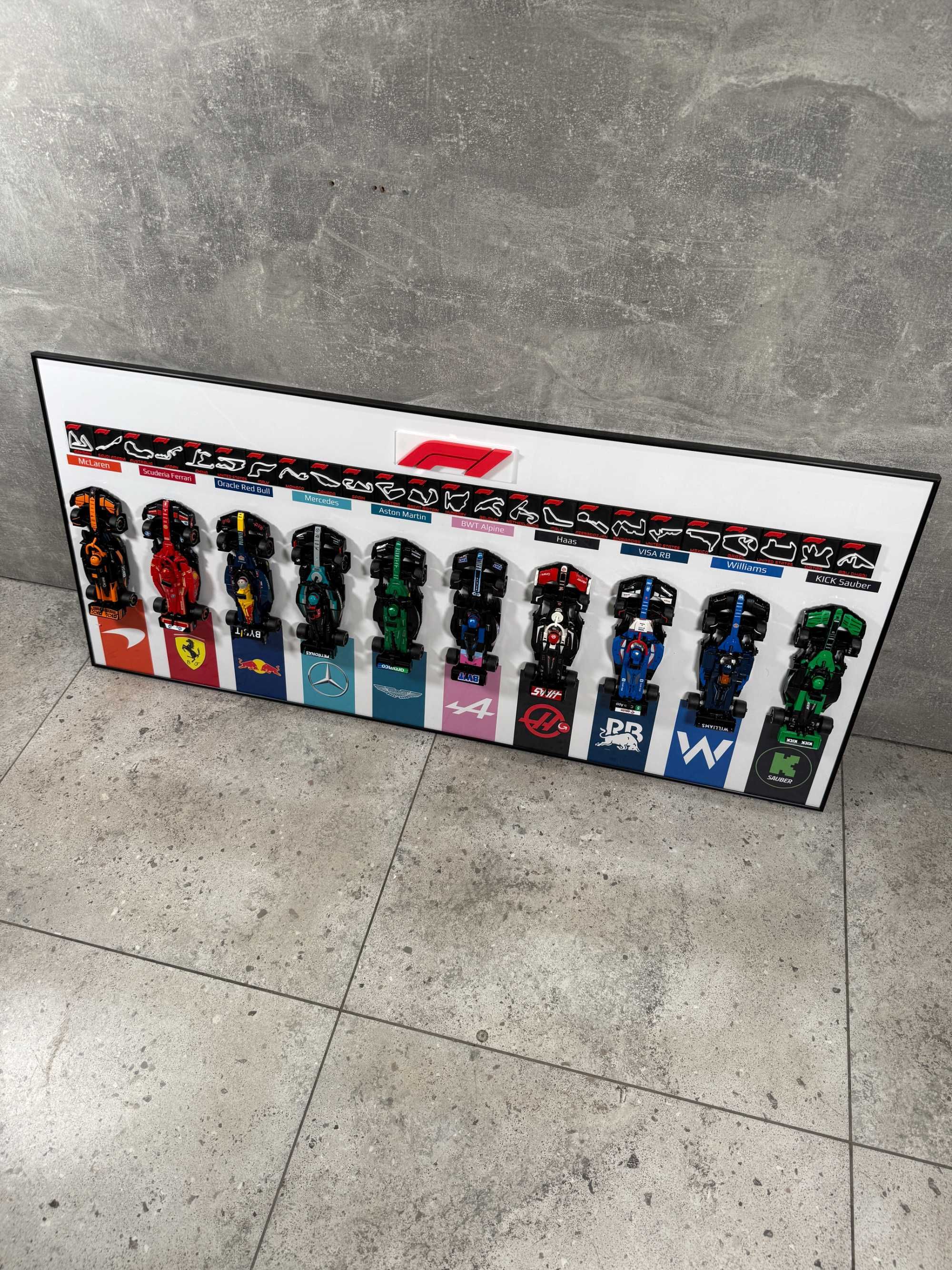 Великий Тримач для LEGO Speed Champions F1 + Об’ємні 3D Таблички GP