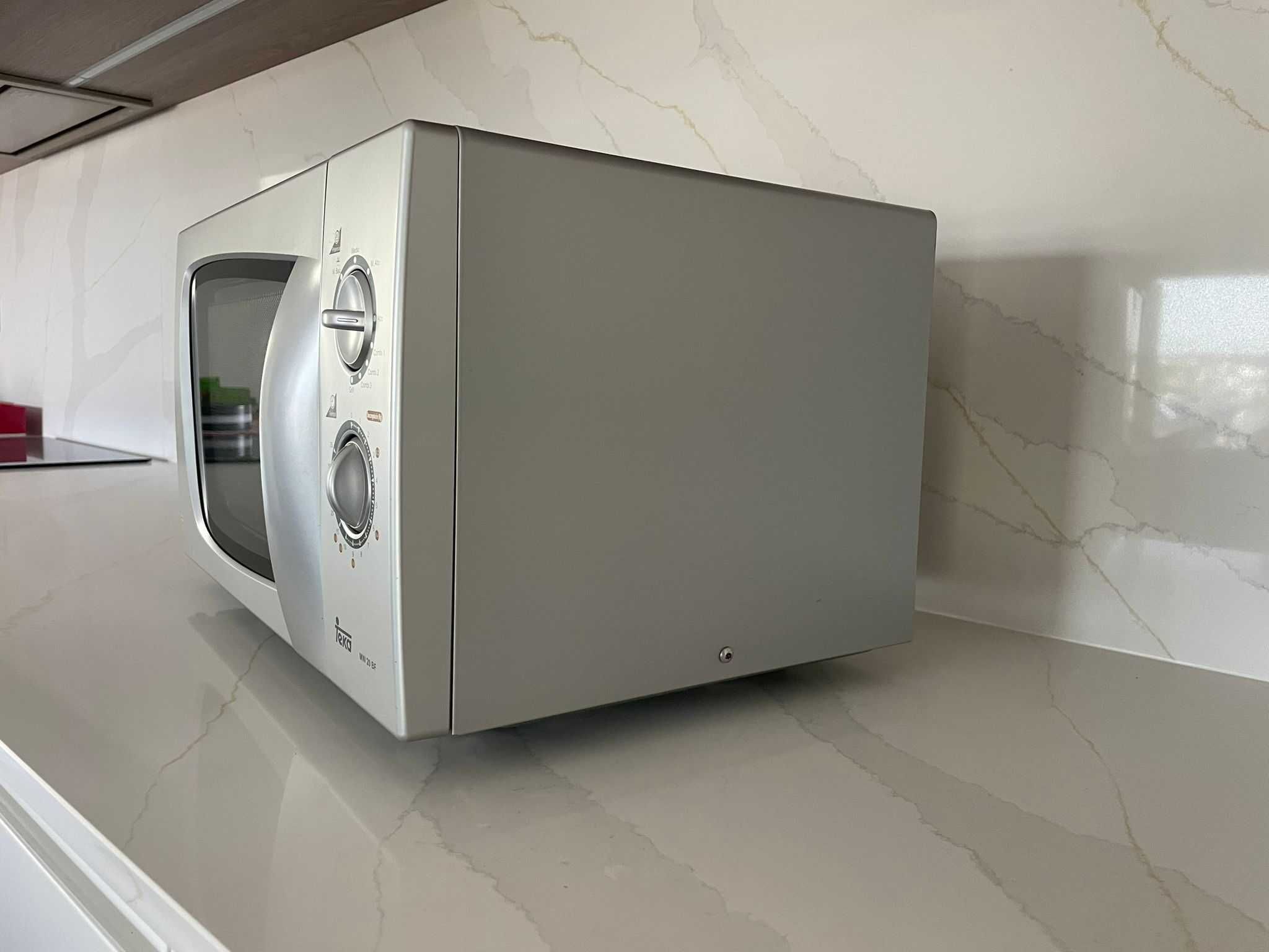 Vendo microondas como Novo (1 ano de uso) 100% funcional!