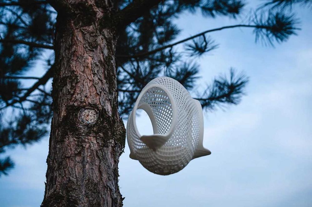 Зручна у сильному дизайні годівниці для птахів.