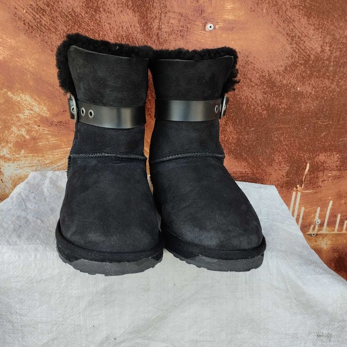 Уги з натуральним хутром жіночі