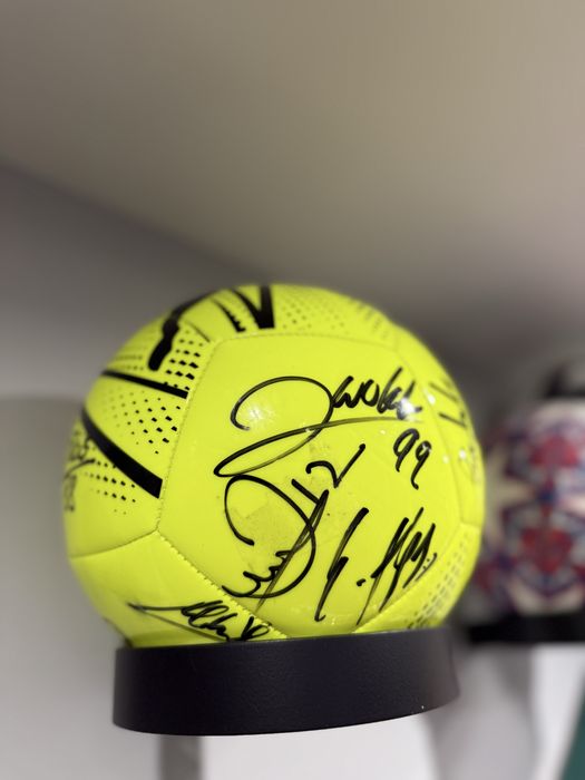 Nowa piłka z autografami - Wisła Kraków 2025