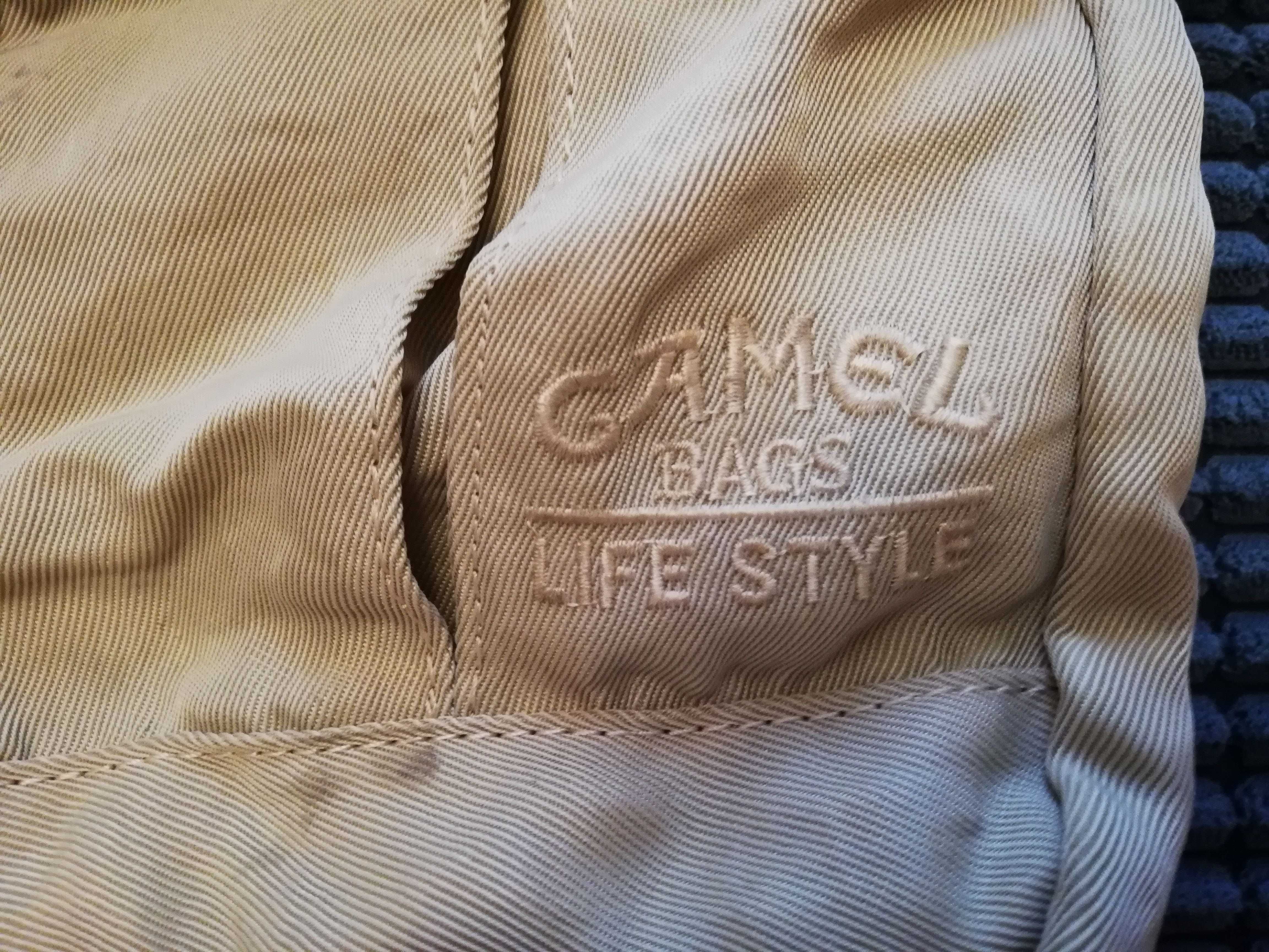 mochila de caminhada Camel em tecido.