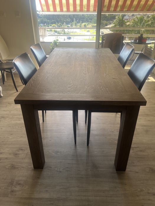 Mesa em madeira maciça.
