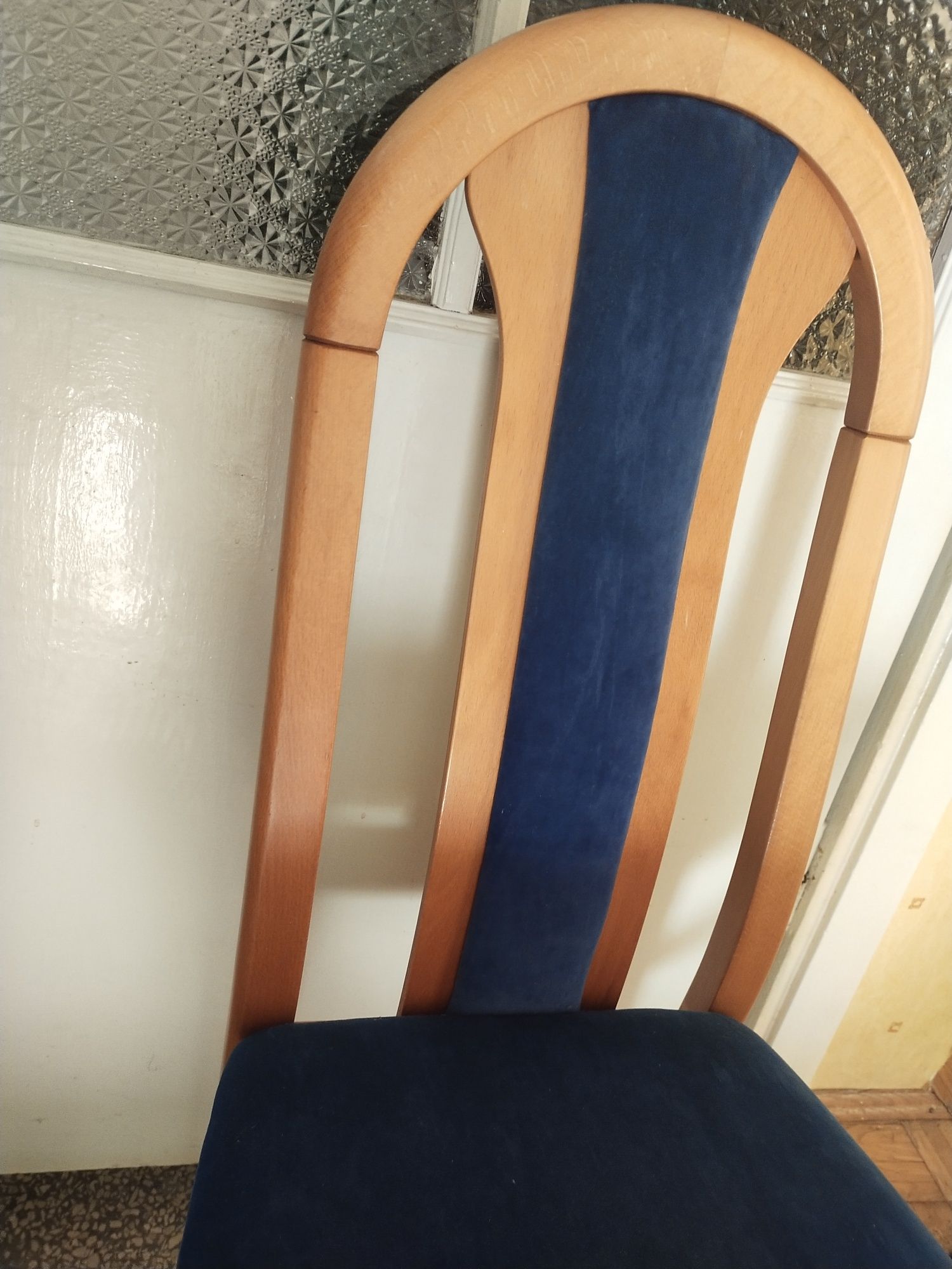 12 krzeseł tapicerowanych + stół drewniany