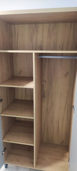 Duża szafa dwudrzwiowa z drążkiem i półkami