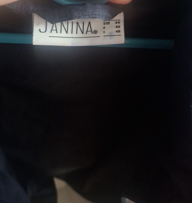 Granatowa kurtka przeciwdeszczowa marki Janina ze stójką i zamkiem bły