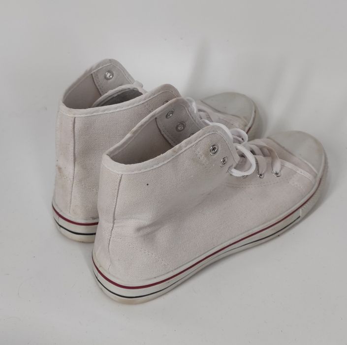 Białe trampki za kostkę