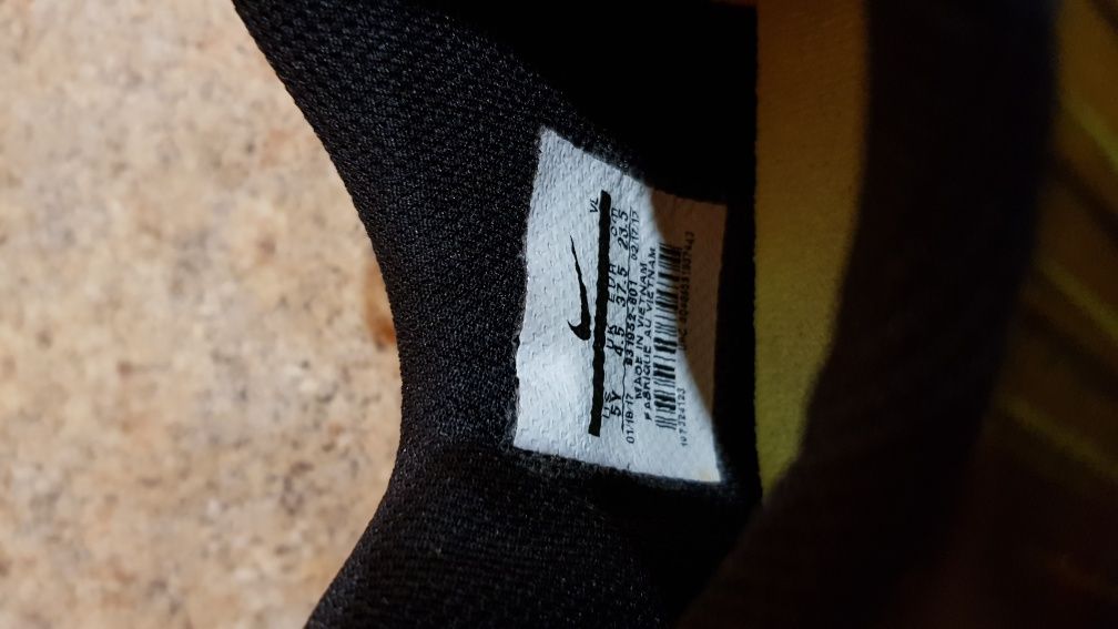 Buty sportowe  halowki Nike rozmiar 37.5