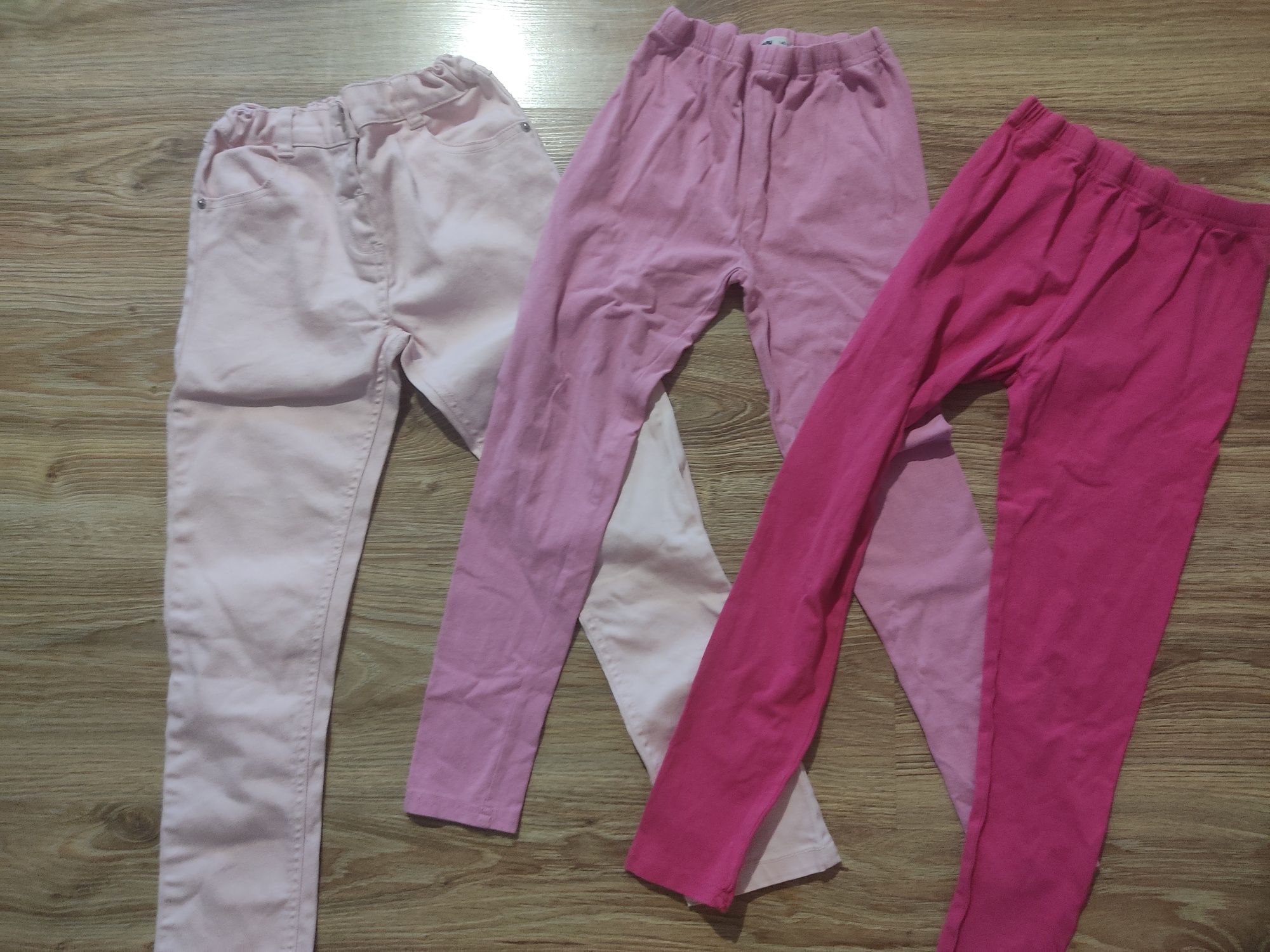 Różowy zestaw na wiosnę dla dziewczynki spodnie jeansy legginsy 134