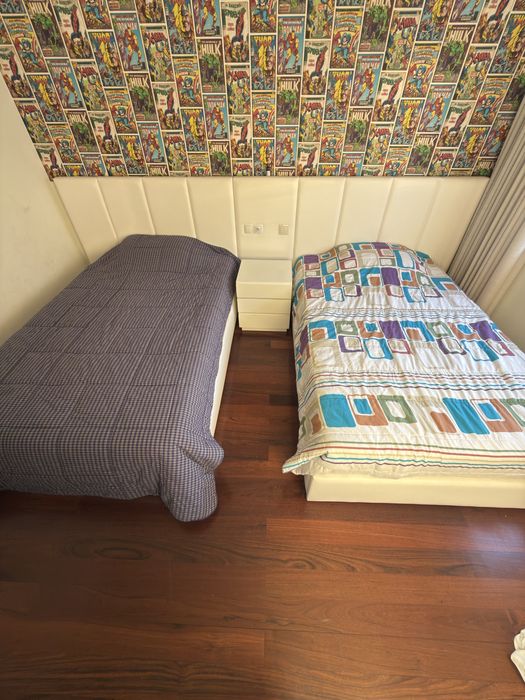 Conjunto de 2 camas de solteiro com aparador