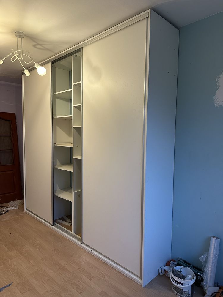 Sprzedam dużą białą szafe 280 cm x 265 cm trzy przesuwane drzwi