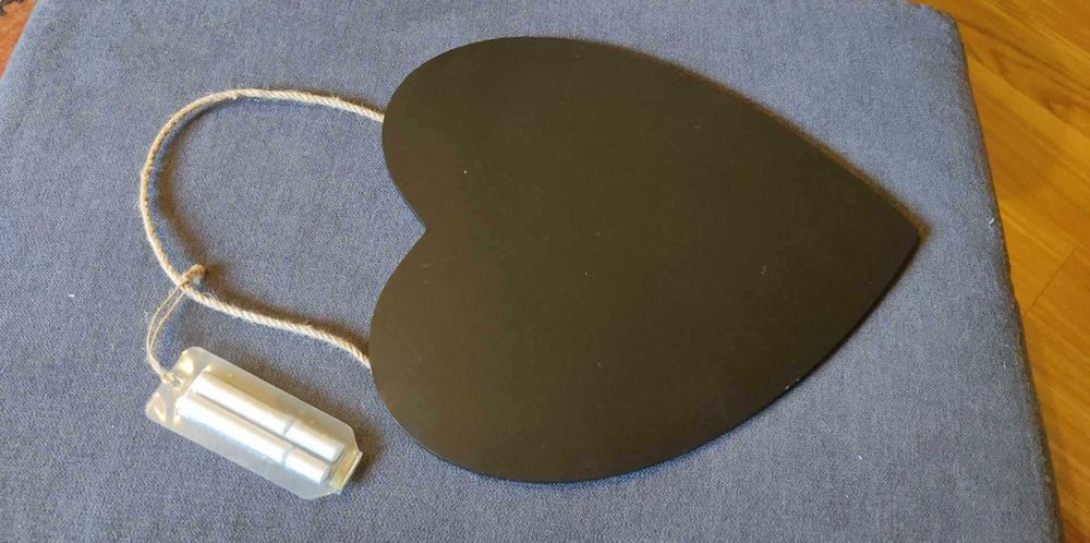 Tablica kredowa w kształcie serca ze sznurkiem