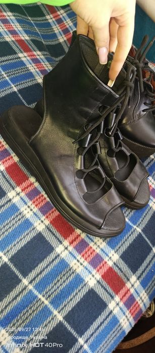 Продаю босоніжки натуральна шкіра