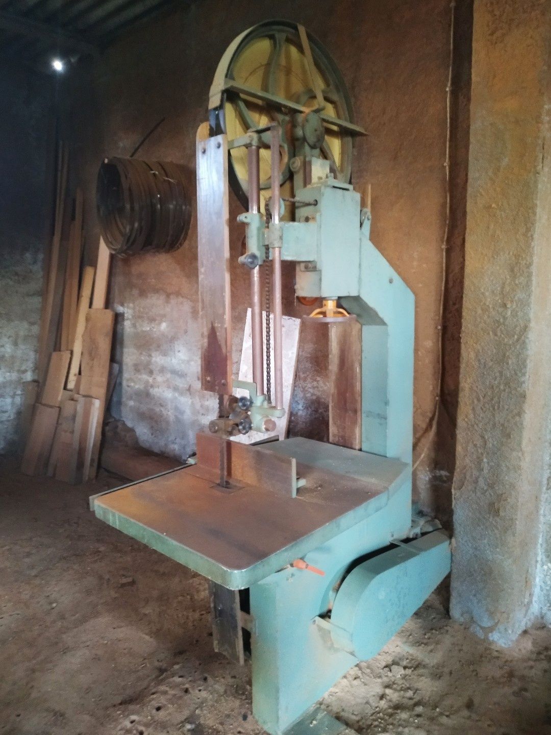 Diversas máquinas para carpintaria e mobiliário