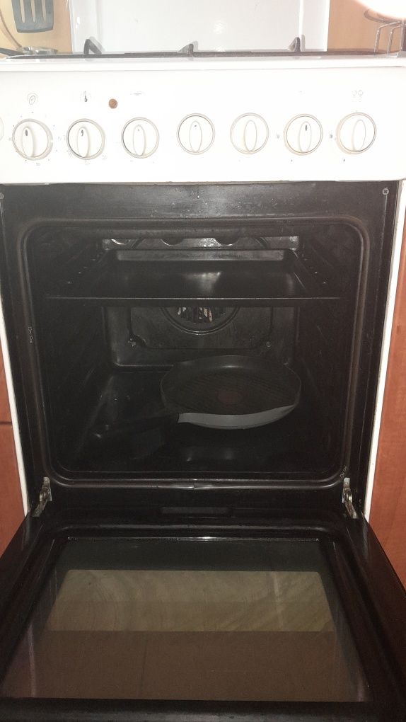 Газовая плита с электродуховкой INDESIT