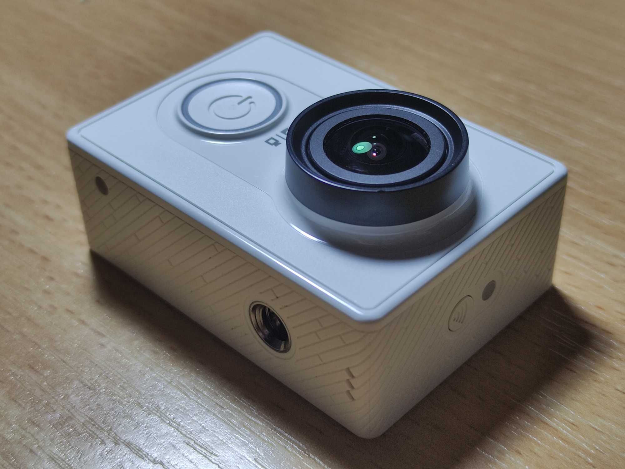 Екшн-камера Xiaomi Yi Action Camera: аквабокс, монопод, пульт, коробка