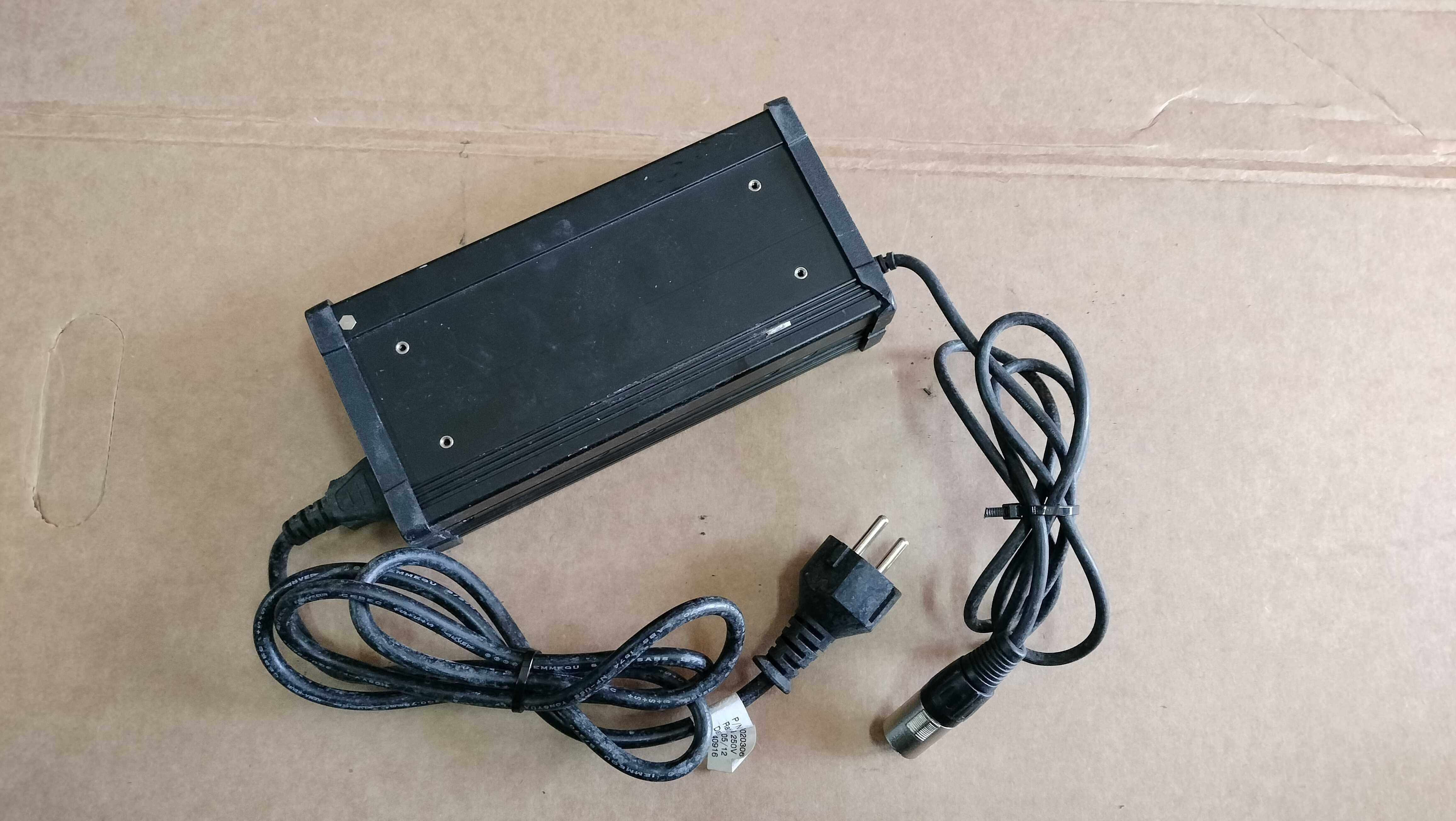 Ładowarka rowerowy 33,8V 3A / 4 piny