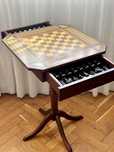 Mesa de xadrês com figuras em estanho e acabamentos em ouro e prata