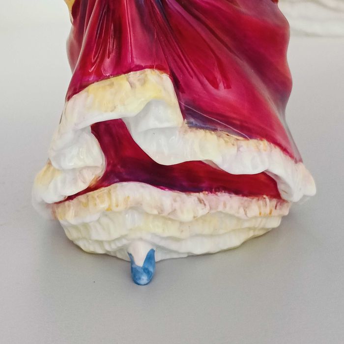 DAMA**figurka w czerwonym stroju porcelana COALPORT 1945+