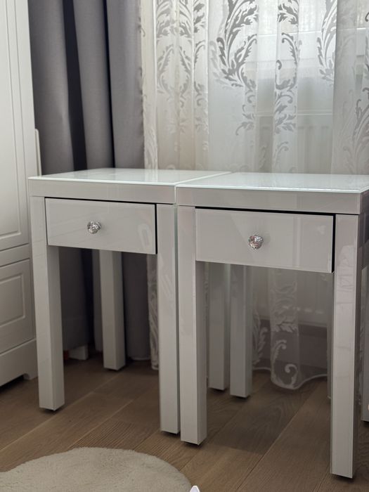 Piekne szafki, stoliki nocne. Szklane biale z kryształowymi gałkami