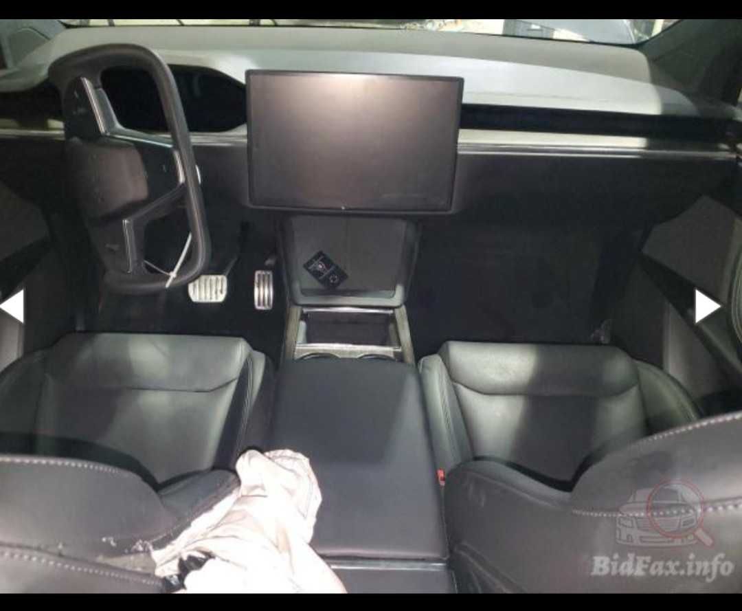 Tesla Model X 24 рік